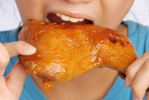 عکس باکیفیت  خانم در حال خوردن مرغ سوخاری